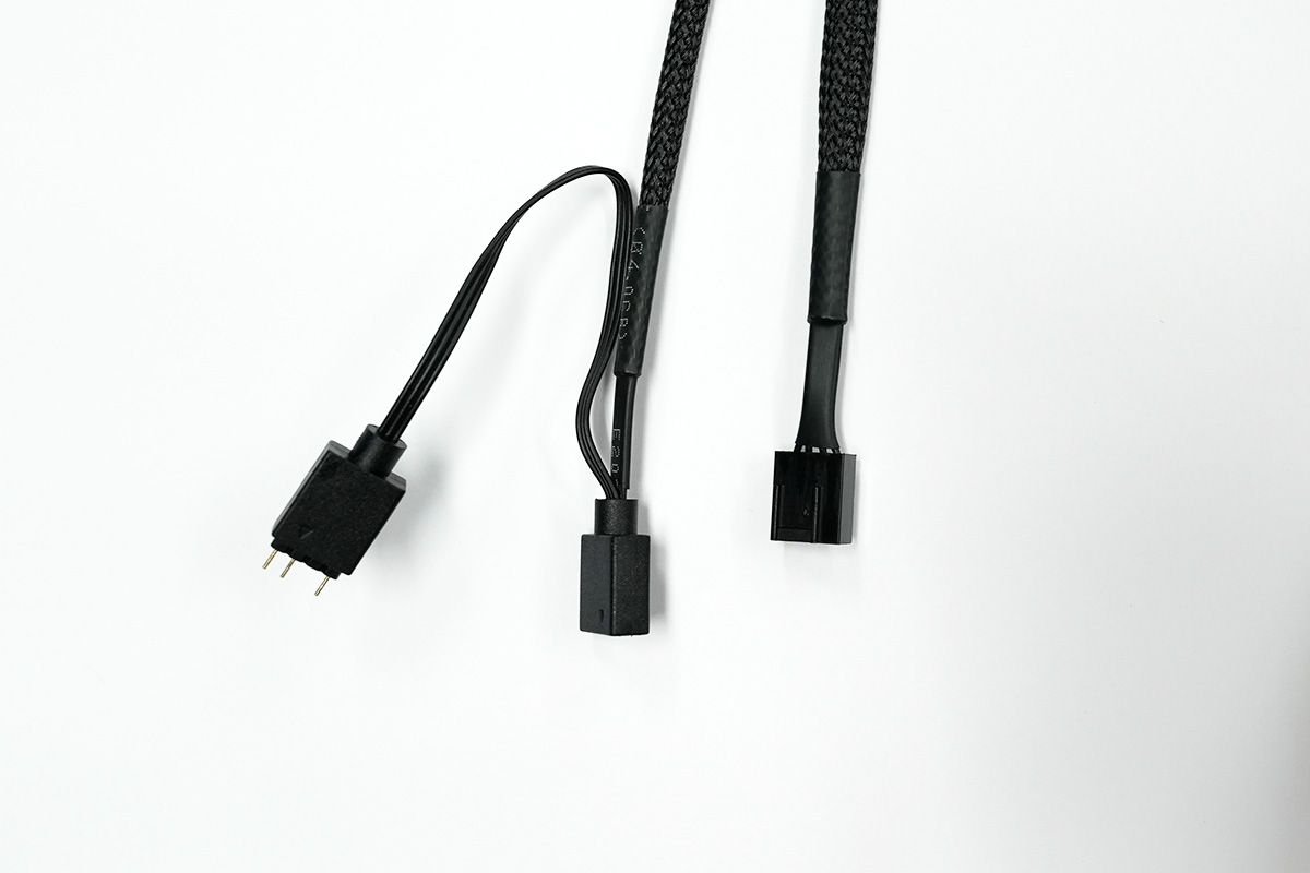 水冷ヘッドから伸びる2本のケーブル。内蔵ポンプを稼働させるための4ピンファンコネクタと、ARGBコネクタがあり、ファンのARGBケーブルが接続可能な分岐が設けられている。