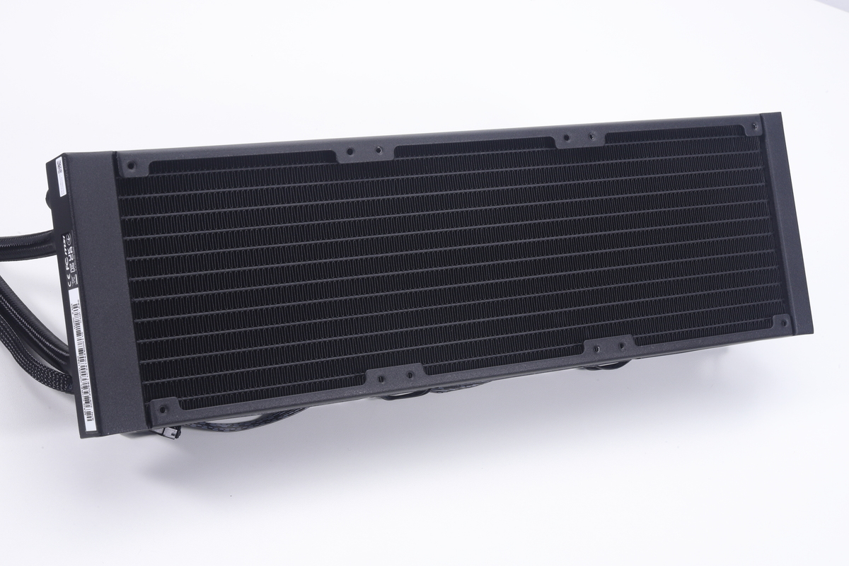 120mmファンを3基標準搭載する360mmサイズのラジエーター