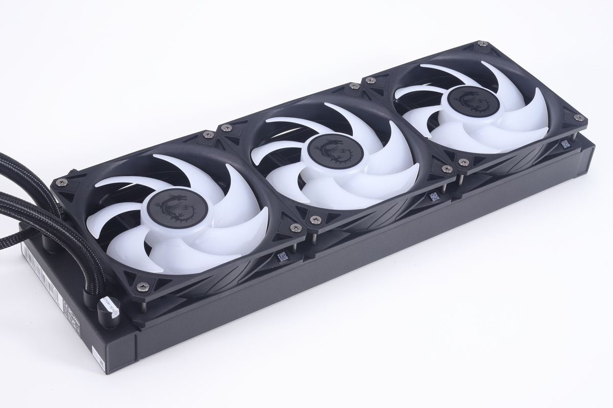 標準で3基のARGB LED内蔵120mmファンを搭載