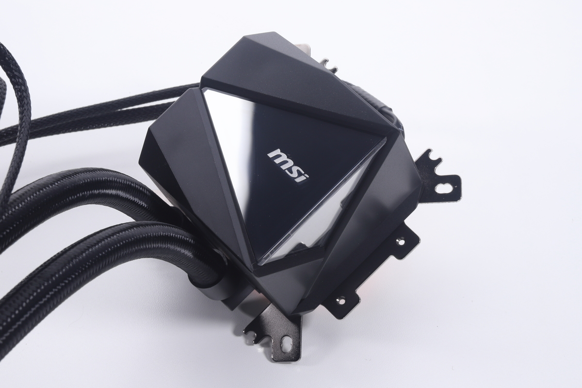 ARGB LEDとインフィニティーミラーデザインを採用した水冷ヘッド