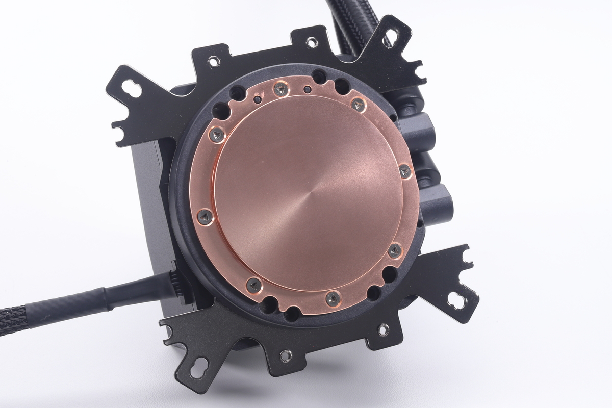 CPUと接触するベース面は銅製で、若干の凸形状に仕上げられている