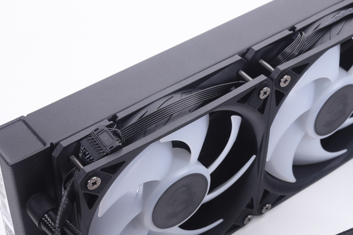 冷却ファンは工場出荷時点でラジエーターに組み込み済みで、冷却ファン3基のケーブルを集約する配線まで完了している