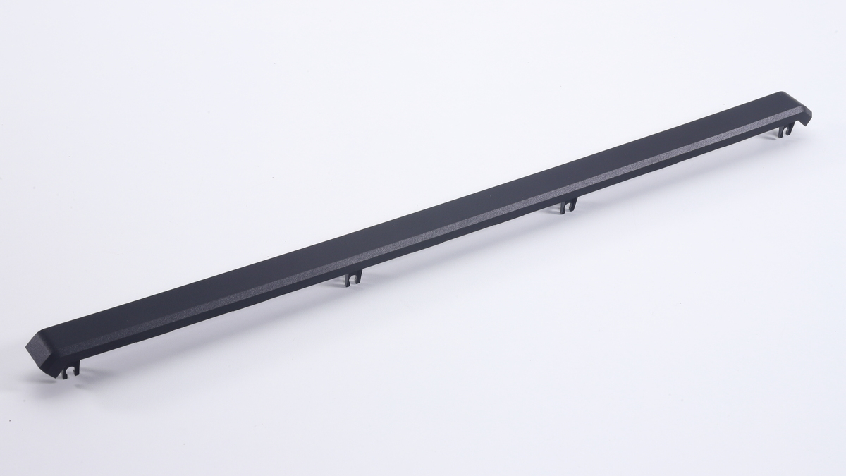 冷却ファンの側面を覆い隠すケーブルカバー