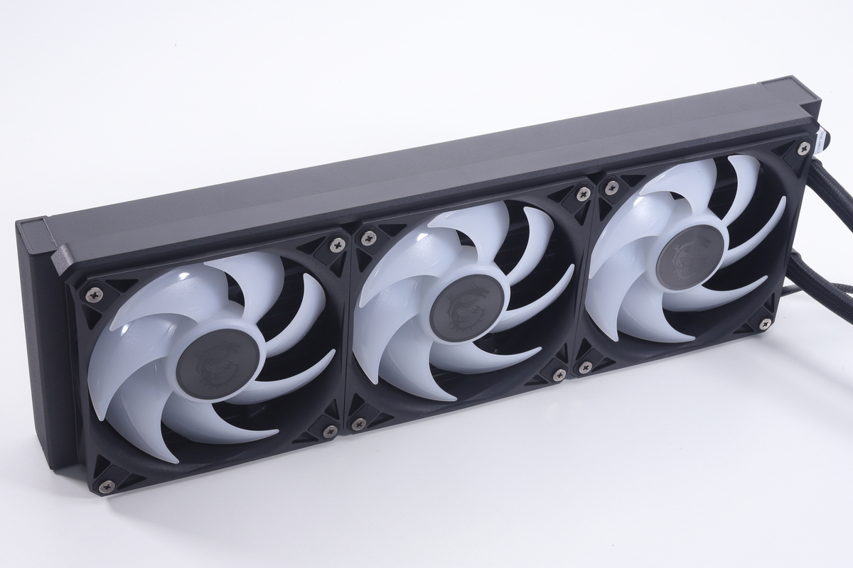 ケーブルカバーを使用することでファンの側面と配線を覆い隠し、よりスマートなビジュアルを実現する