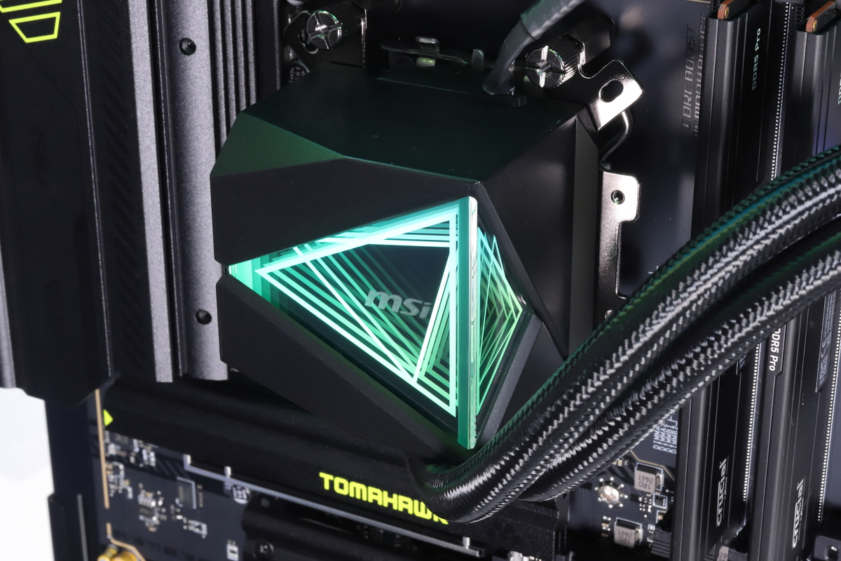 トップとサイドにインフィニティーミラーデザインを採用した水冷ヘッド。内蔵するARGB LEDが良く映えるビジュアルだ