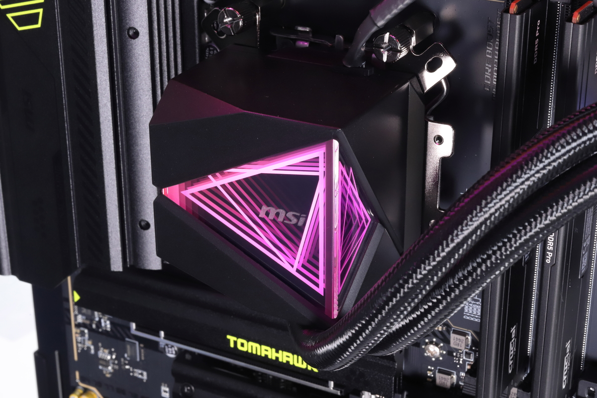 インフィニティーミラーとは、光の透過と反射を利用して奥行き感を生じさせるもの。ARGB LEDで表現された三角形のライティングが奥へ連なっているように見える