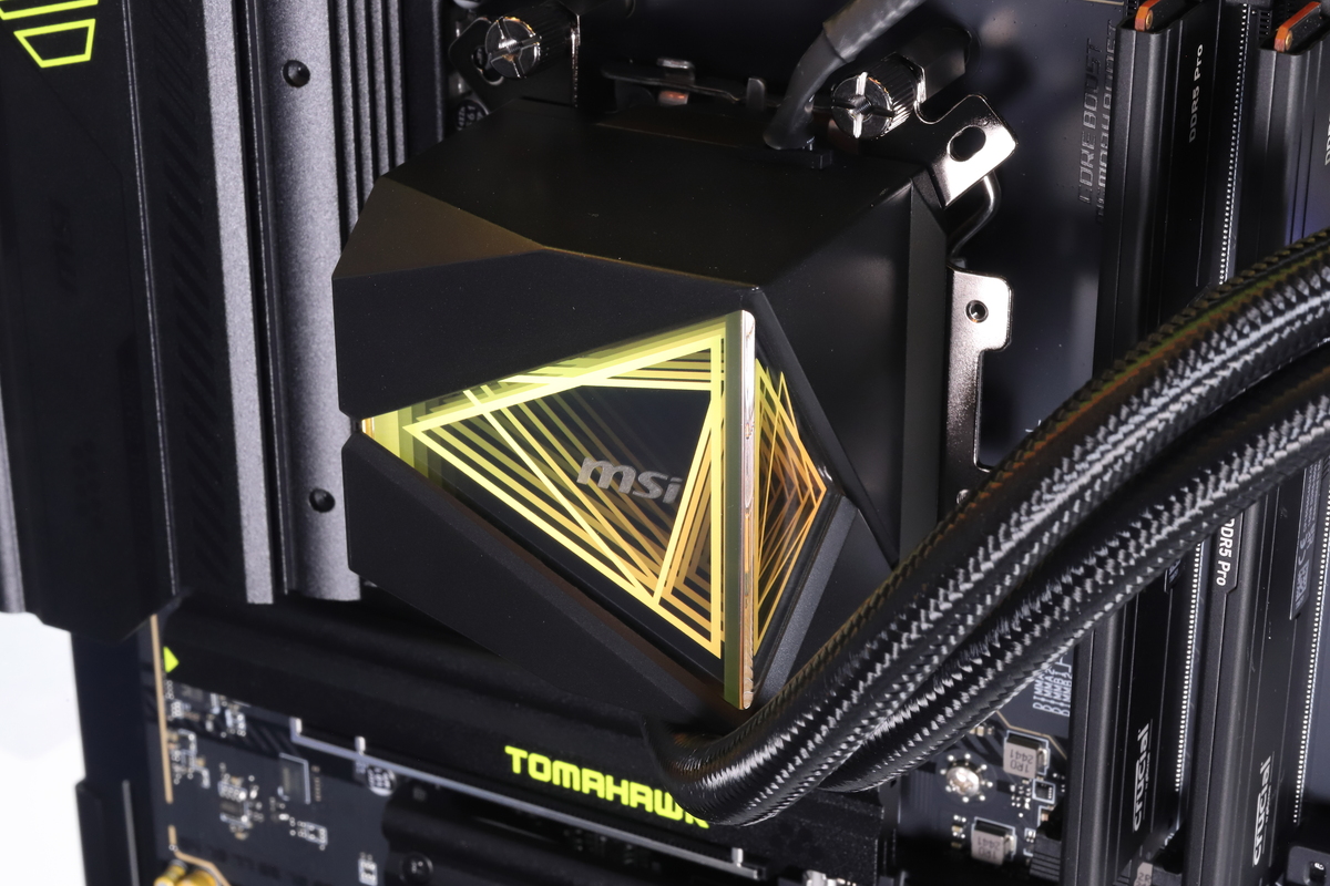 インフィニティーミラーとは、光の透過と反射を利用して奥行き感を生じさせるもの。ARGB LEDで表現された三角形のライティングが奥へ連なっているように見える