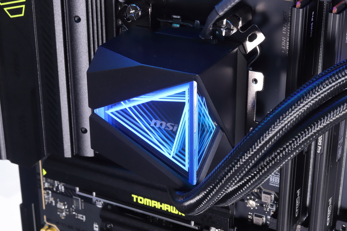 インフィニティーミラーとは、光の透過と反射を利用して奥行き感を生じさせるもの。ARGB LEDで表現された三角形のライティングが奥へ連なっているように見える