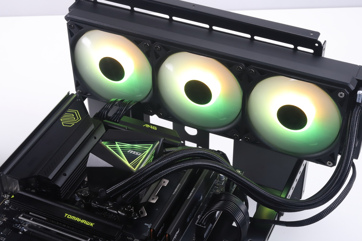 ラジエーターに搭載されている冷却ファンもARGB LEDを内蔵しており、水冷ヘッドと冷却ファンの組み合わせによるLEDイルミネーションが楽しめる