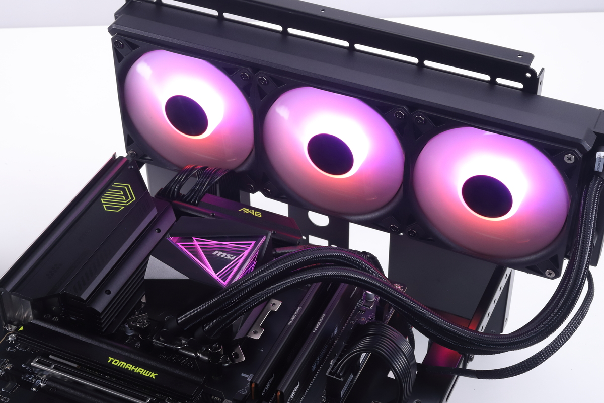 ARGB LEDの制御は3ピンARGBコネクタ経由で行う。高度な制御に対応しているマザーボードに接続すれば、同期した発光だけでなく水冷ヘッドとファンのLEDを個別に制御できる