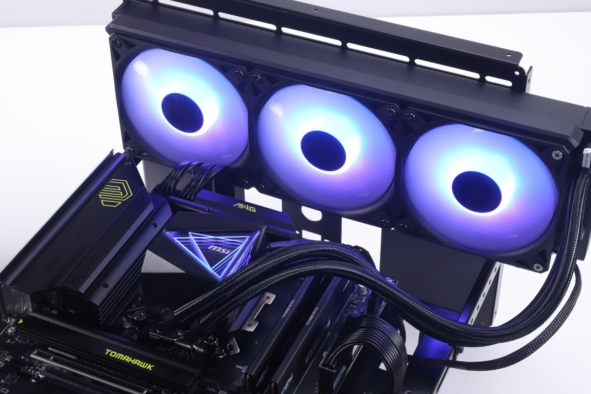 ARGB LEDの制御は3ピンARGBコネクタ経由で行う。高度な制御に対応しているマザーボードに接続すれば、同期した発光だけでなく水冷ヘッドとファンのLEDを個別に制御できる