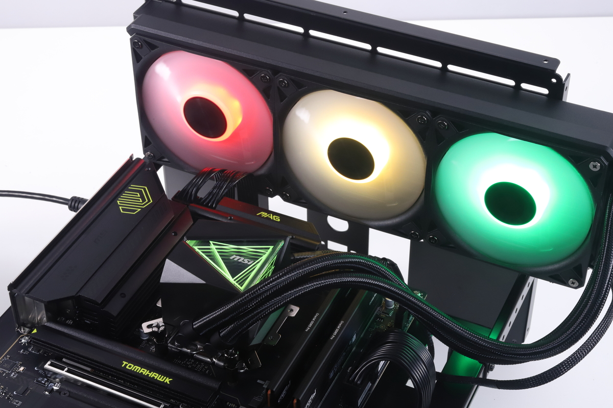 ARGB LEDの制御は3ピンARGBコネクタ経由で行う。高度な制御に対応しているマザーボードに接続すれば、同期した発光だけでなく水冷ヘッドとファンのLEDを個別に制御できる