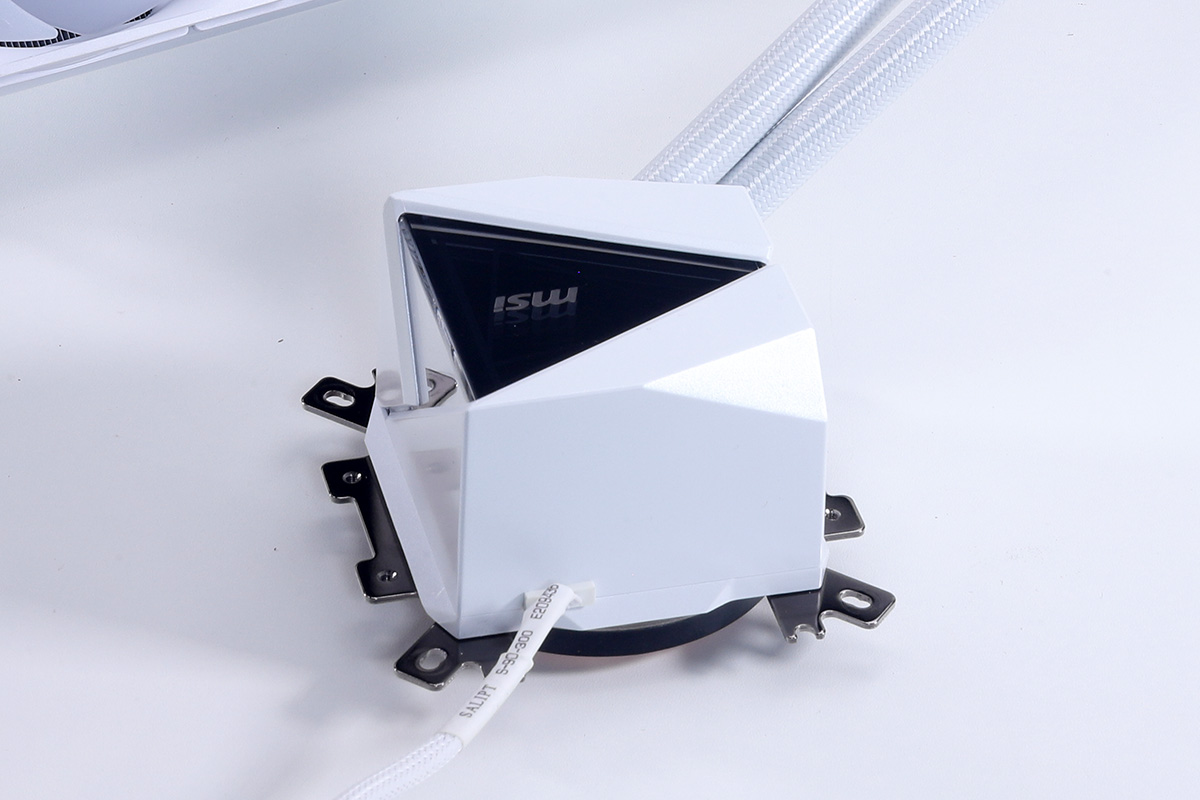 黒モデルと同じく、水冷ヘッドにはインフィニティーミラーデザインが取り入れられている