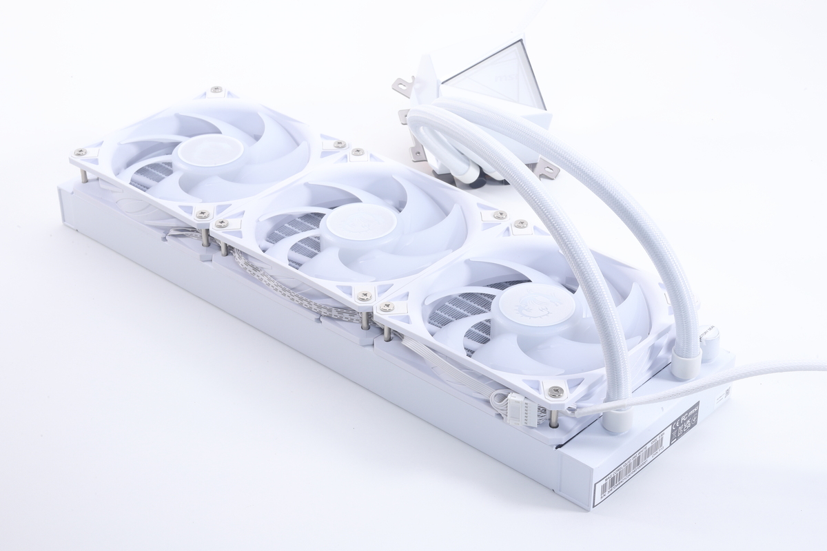 白モデルも3基のARGB LED内蔵120mmファンを搭載