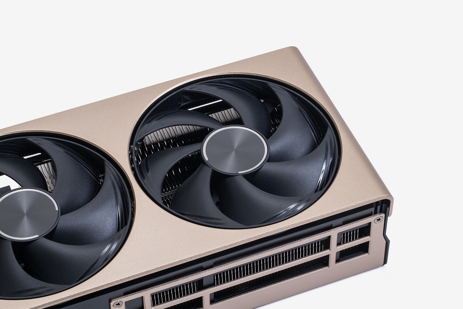 ファンは各ブレードが外周部でつながっているSTORMFORCEファン