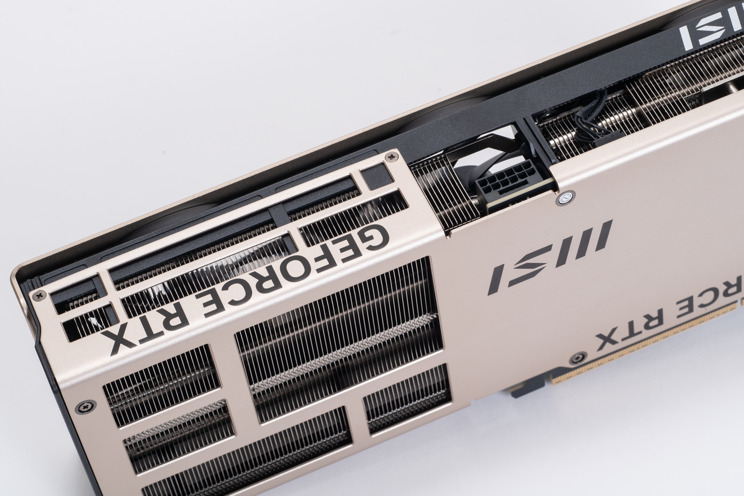 補助電源は12VHPWR×1だ。カード中央付近にある