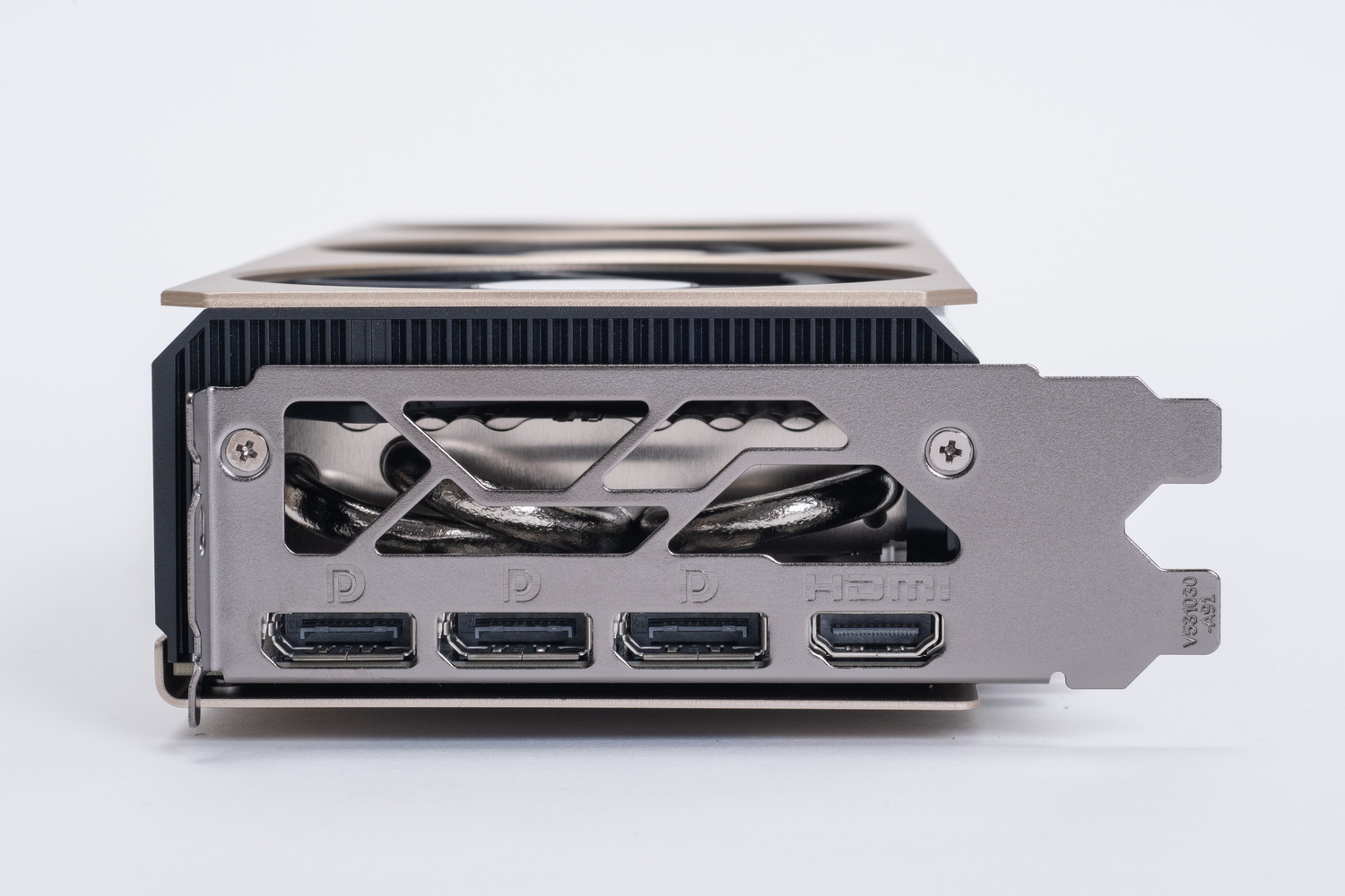 映像出力はDisplayPort 2.1b×3、HDMI 2.1b×1