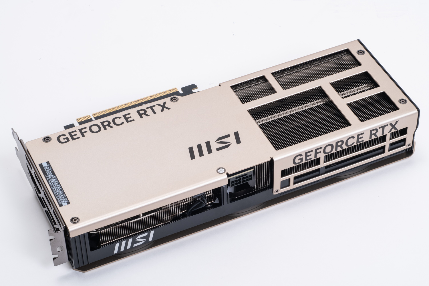 カード裏面(写真左)およびインターフェース面(写真)。基板はカード全体の半分強まで。巨大なヒートシンクを装備しており、インターフェース面やバックプレートの開口部からその一部を覗き見ることができる