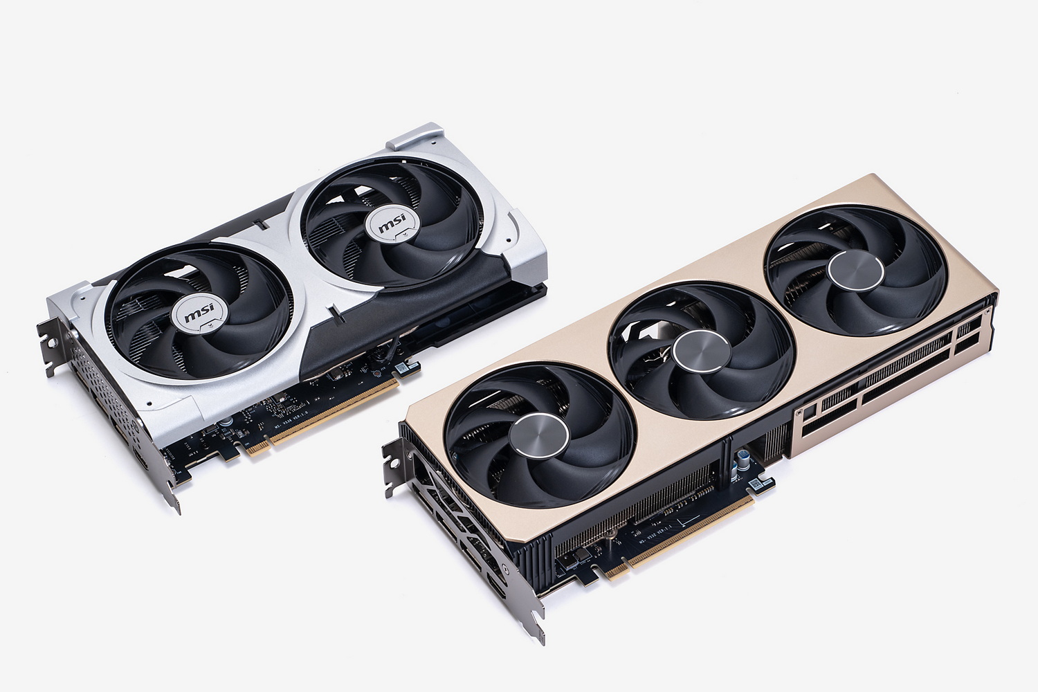 同じエントリー向けでデュアルファン仕様の「VENTUS」の製品と並べてみた(写真左、GeForce RTX 5060 Ti 8G VENTUS 2X OC PLUS)。カード長はVENTUSのほうが短いが高さがあり、INSPIREはカード長が若干長いものの高さは低めで、ブラケットとほぼツライチになっている