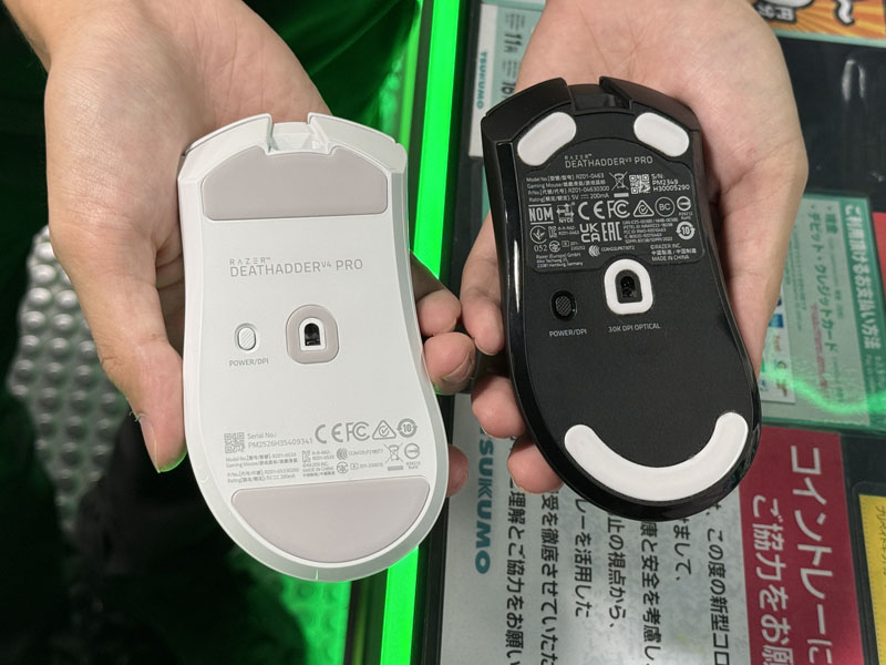DeathAdder V3 Pro(写真右の黒色モデル)との比較