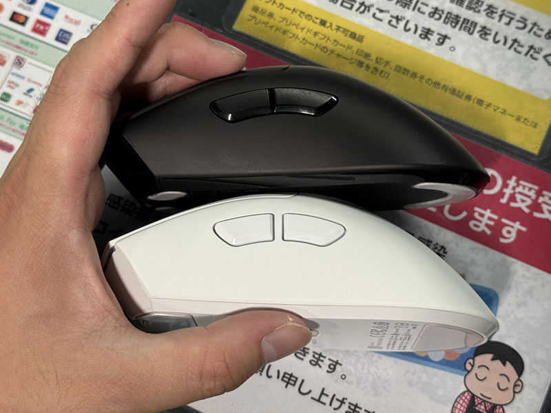DeathAdder V3 Pro(写真右の黒色モデル)との比較