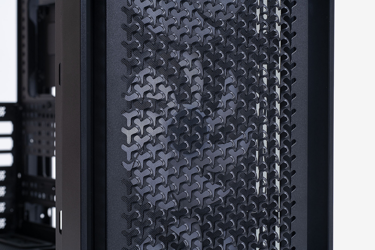 Y字状の通気穴が多数並んだ前面パネルは、FRAMEシリーズならではのデザインだ