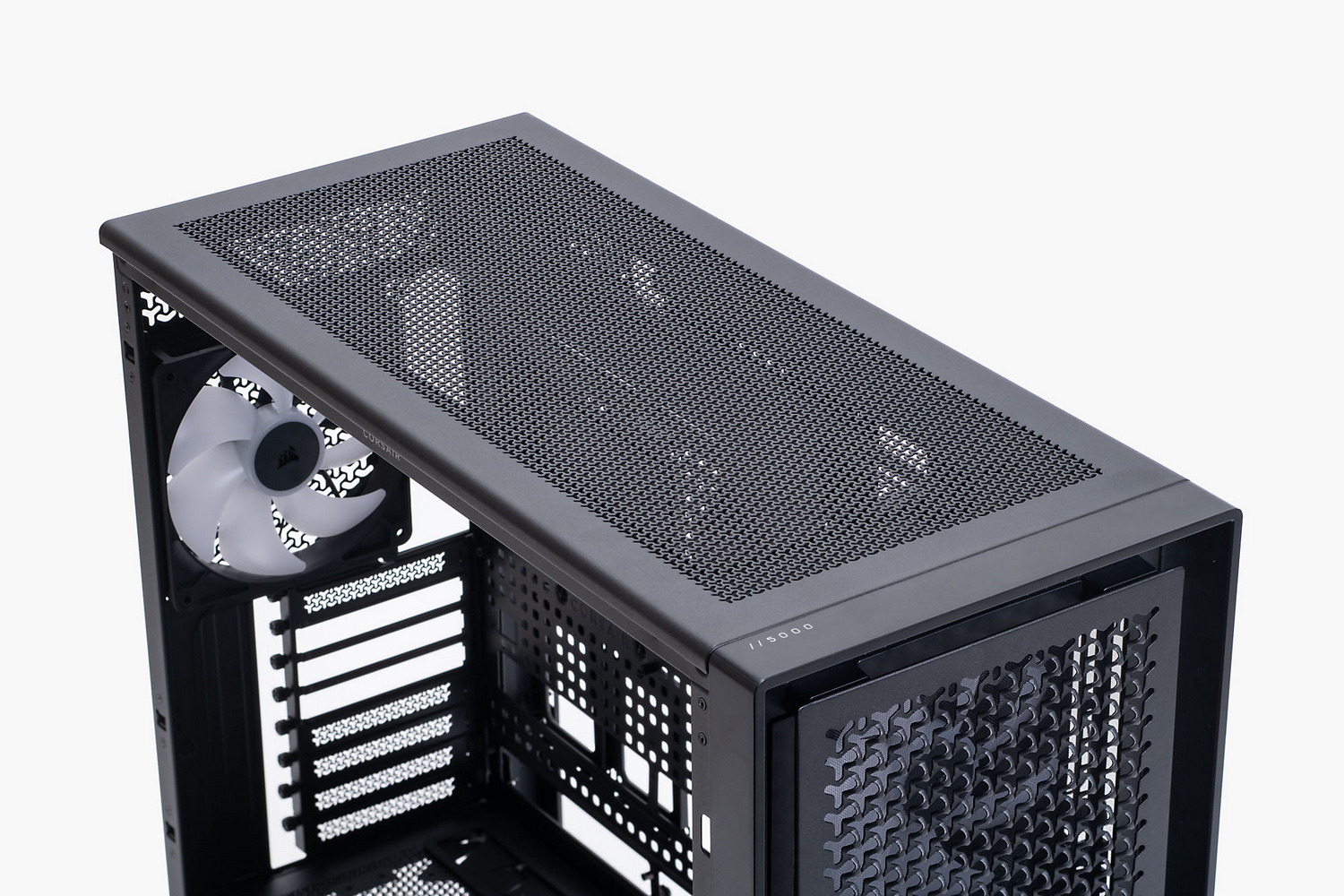 天板はメッシュ構造で、こちらも通気性に優れる