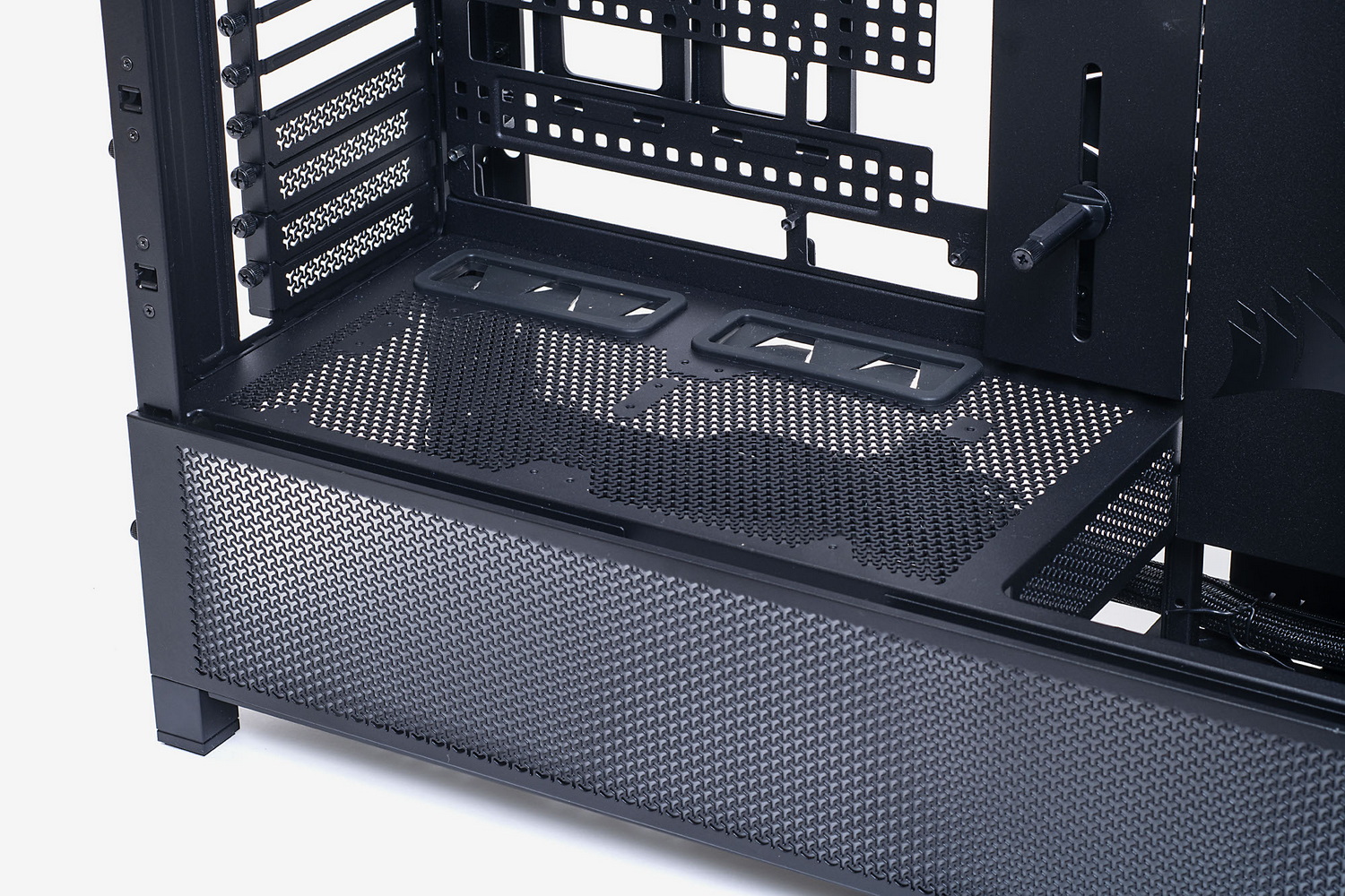 電源ユニットカバーは内部を含めてメッシュ構造になっている