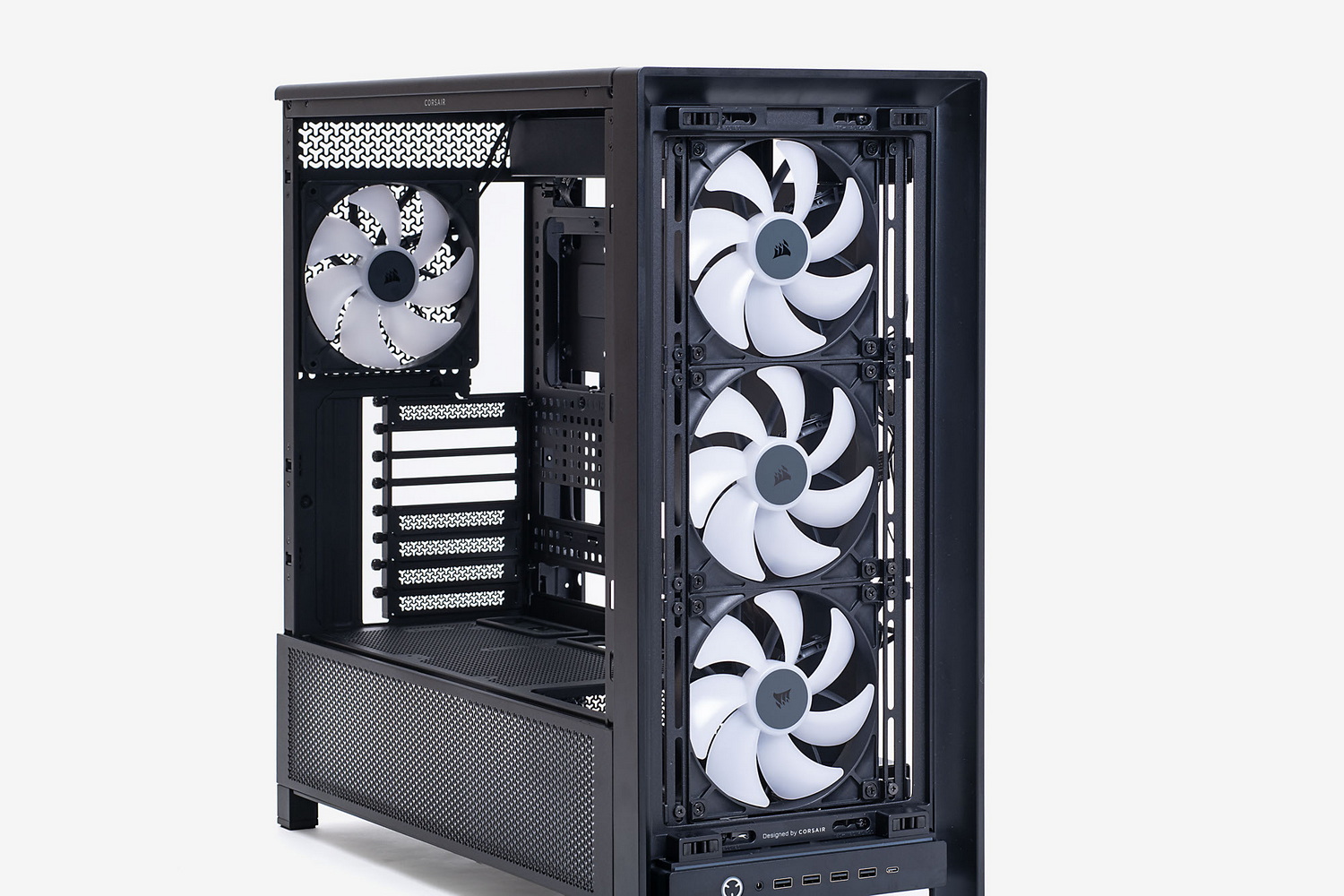 前面に3基、背面に1基と標準で4基もの14cmファンを備える
