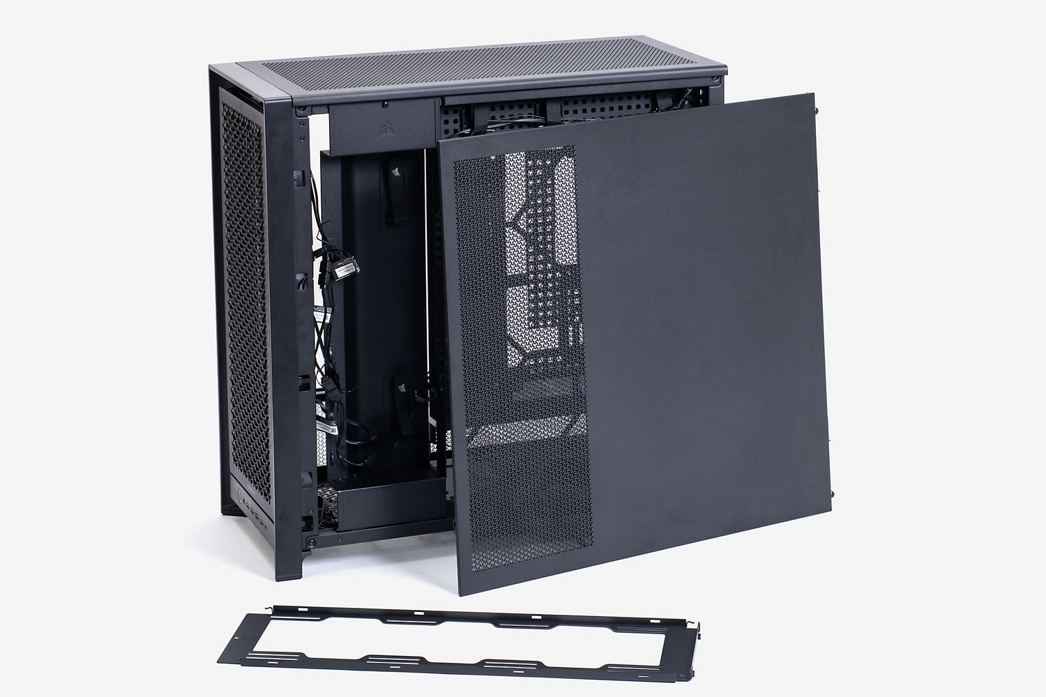 右側面の一部にもメッシュ構造を採用。右側面前方付近の内部パネルをファンマウンターに交換することで、12cmファンを最大3基追加することも可能