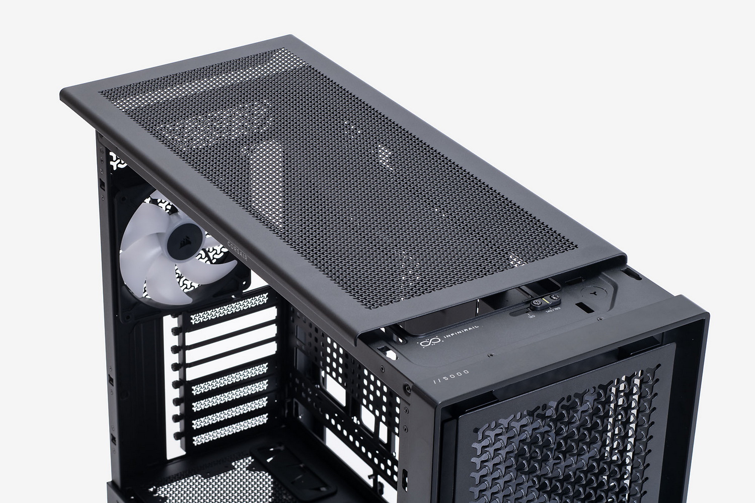 メッシュ構造の天板は、背面に引っ張ることで着脱できる構造だ。ファンマウンター部分は着脱できない