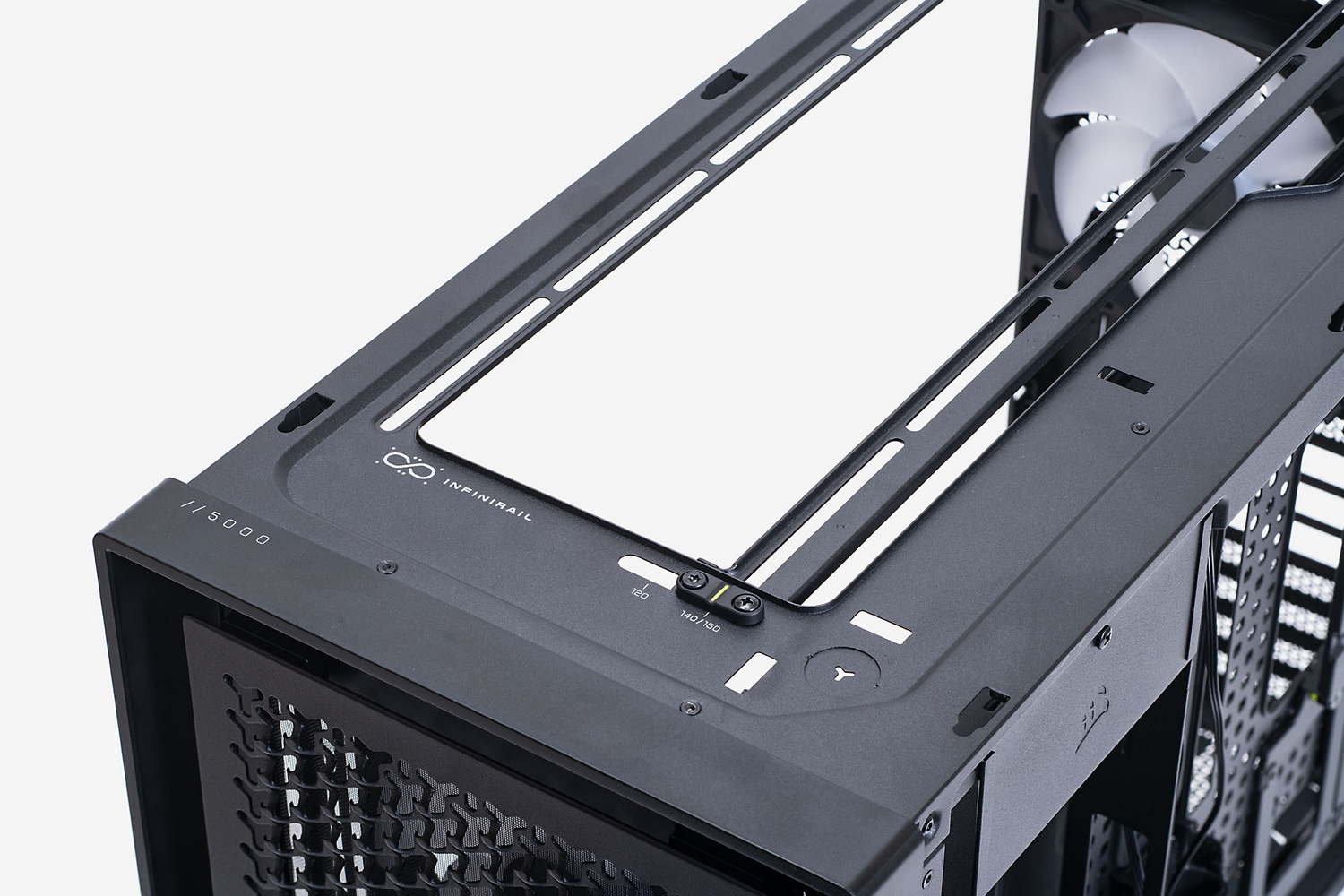 ファンマウンターは、レールを移動することで12cmおよび14/16cmファンに対応できる「InfiniRail」に対応