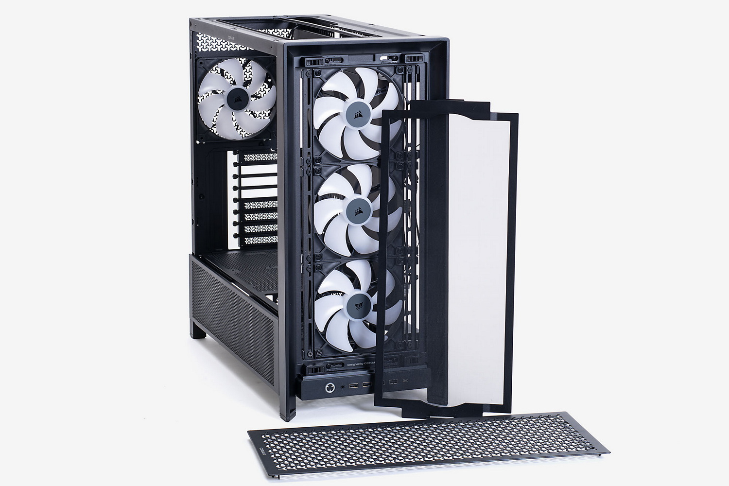 前面パネルやその奥にある防塵フィルターは、簡単に着脱できる