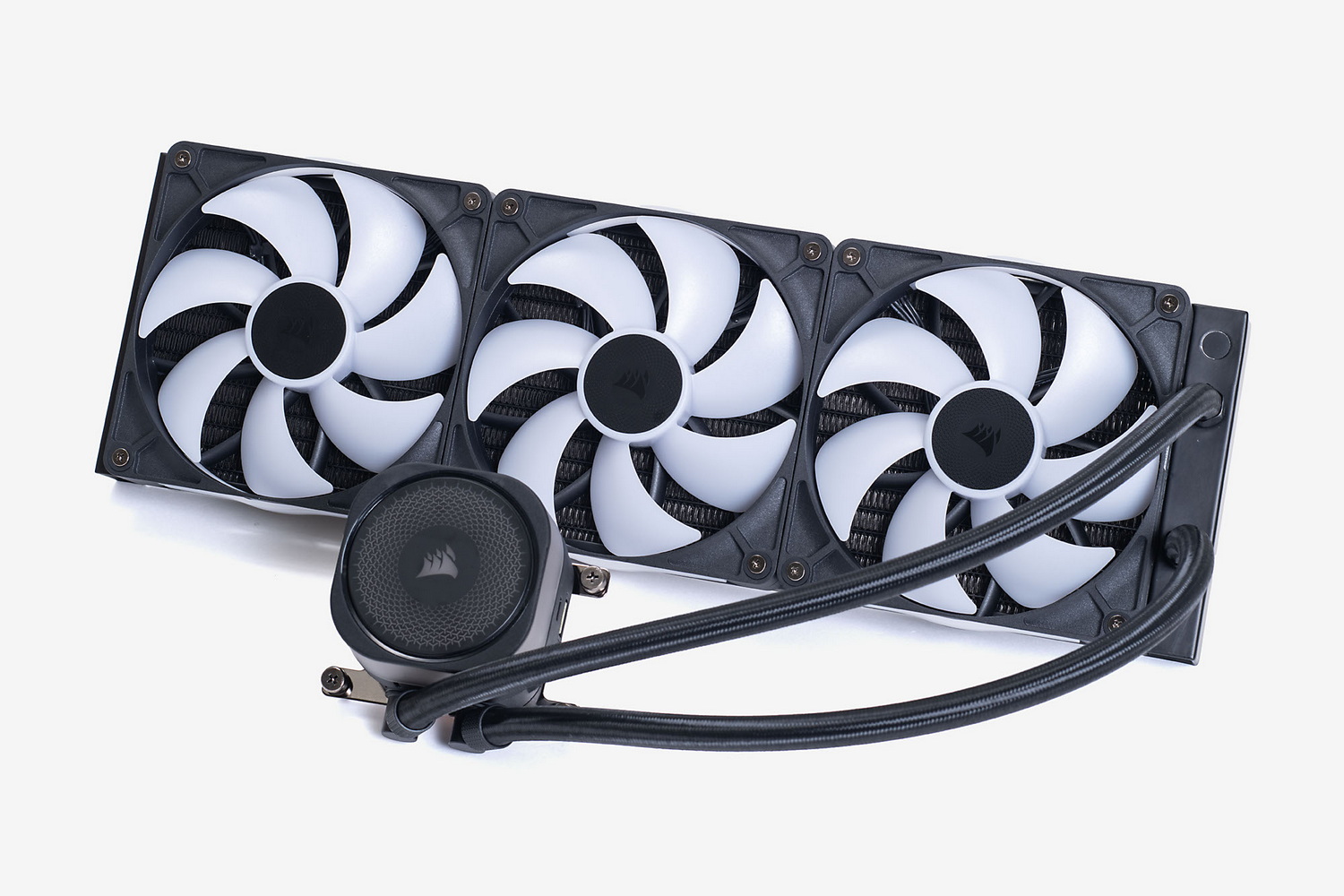 CORSAIRのiCUE LINK TITAN 420 RX RGB。42cmクラスの大型ラジエーターと3基の14cmファンを備える