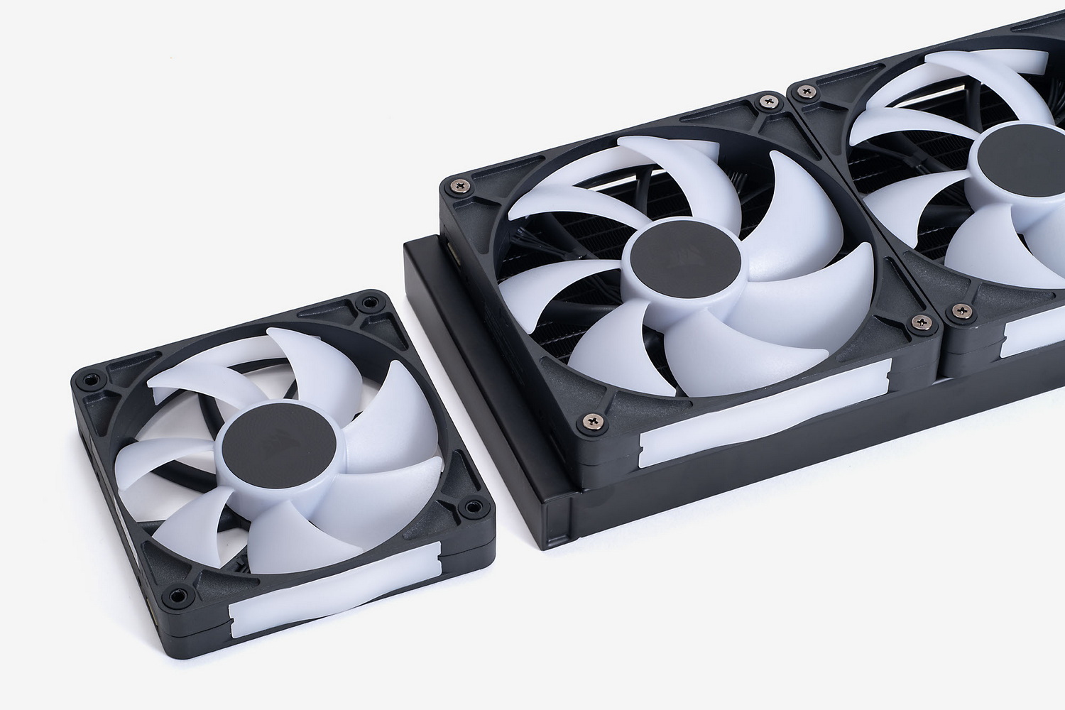 24/36cmクラスの水冷クーラーで使用される12cmファン(写真左端のもの)よりも一回り大きい14cmファンを3基搭載