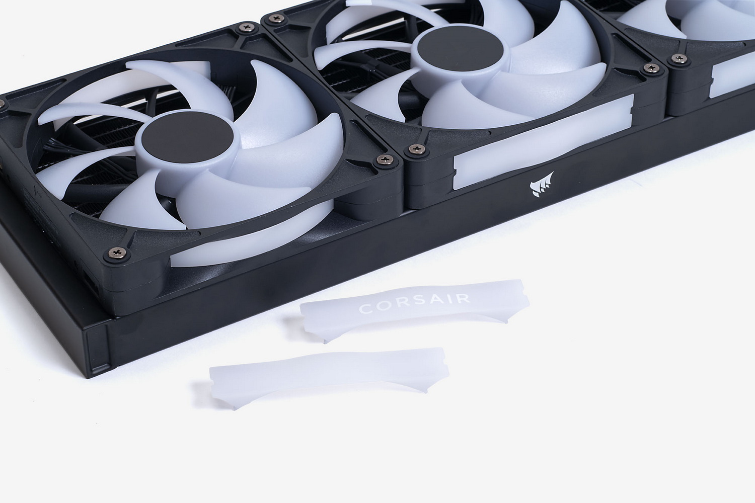 ファン側面の半透明パーツは着脱可能で、「ロゴあり」、「ロゴなし」が1つずつ装着されている。ロゴありパーツのほうはLED発光によりCORSAIRロゴが浮かび上がるデザイン