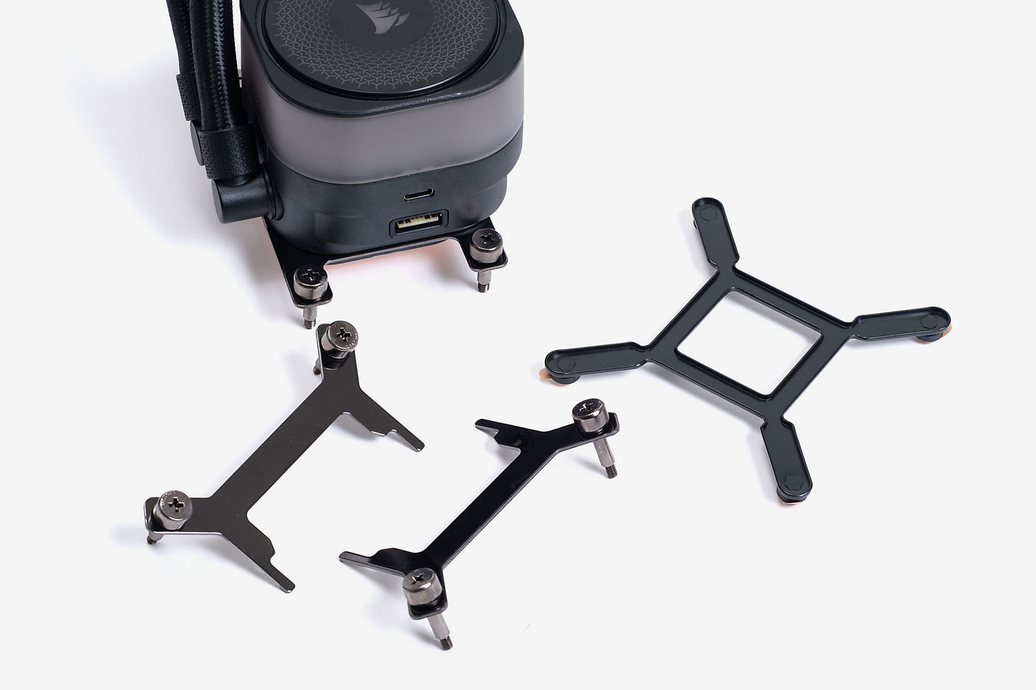 パッケージにはAMD用およびIntel用のリテンションキットが付属(写真左)。対応ソケットは、LGA1851/1700、AM5/AM4