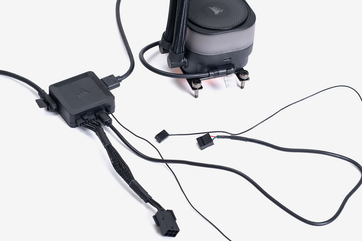 水冷クーラーの接続と制御に必要なケーブル本数を抑える「iCUE LINK」に対応。iCUE LINKシステムハブを中心に、iCUE LINKケーブルで水冷ヘッドとファンをつなぎ、マザーボードとの信号のやり取りのためにUSBおよびCPUファンのヘッダーピンをそれぞれケーブルで接続。iCUE LINKの各製品への電源供給は、PCIe補助電源を接続したシステムハブを介して行う