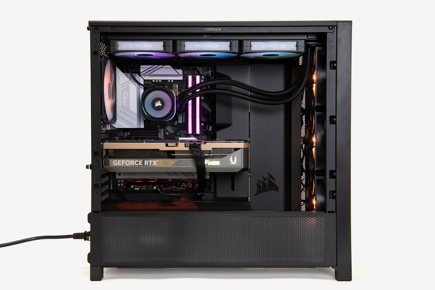 組み込み後のケース内部を左側面から見たところ。大型ケースなので内部にはかなり余裕がある