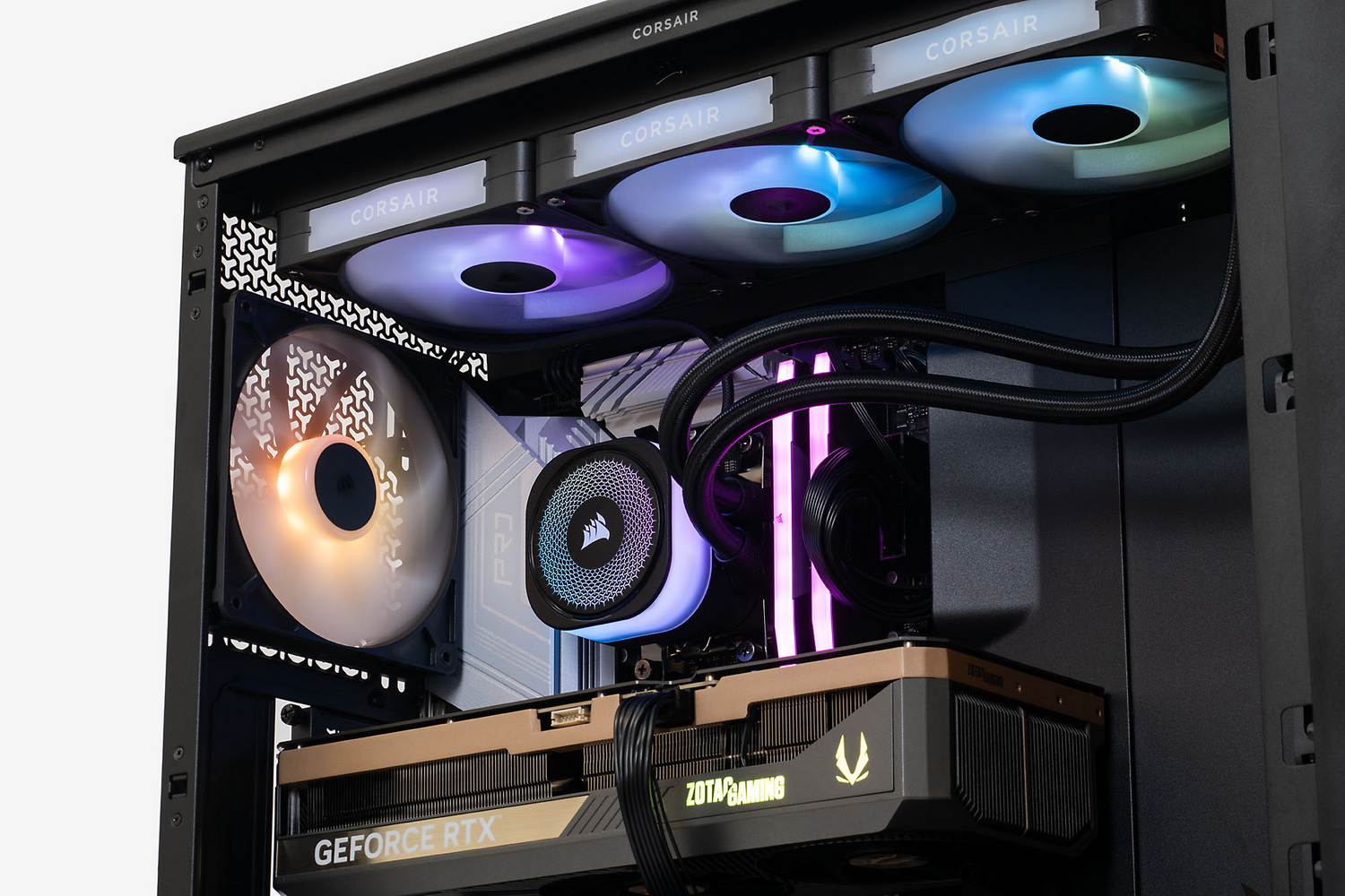 簡易水冷型CPUクーラーは天板に組み込んだ。あまり余裕はないが、それでも窮屈な印象は受けない。取り付け作業は天板上部側から楽々行える