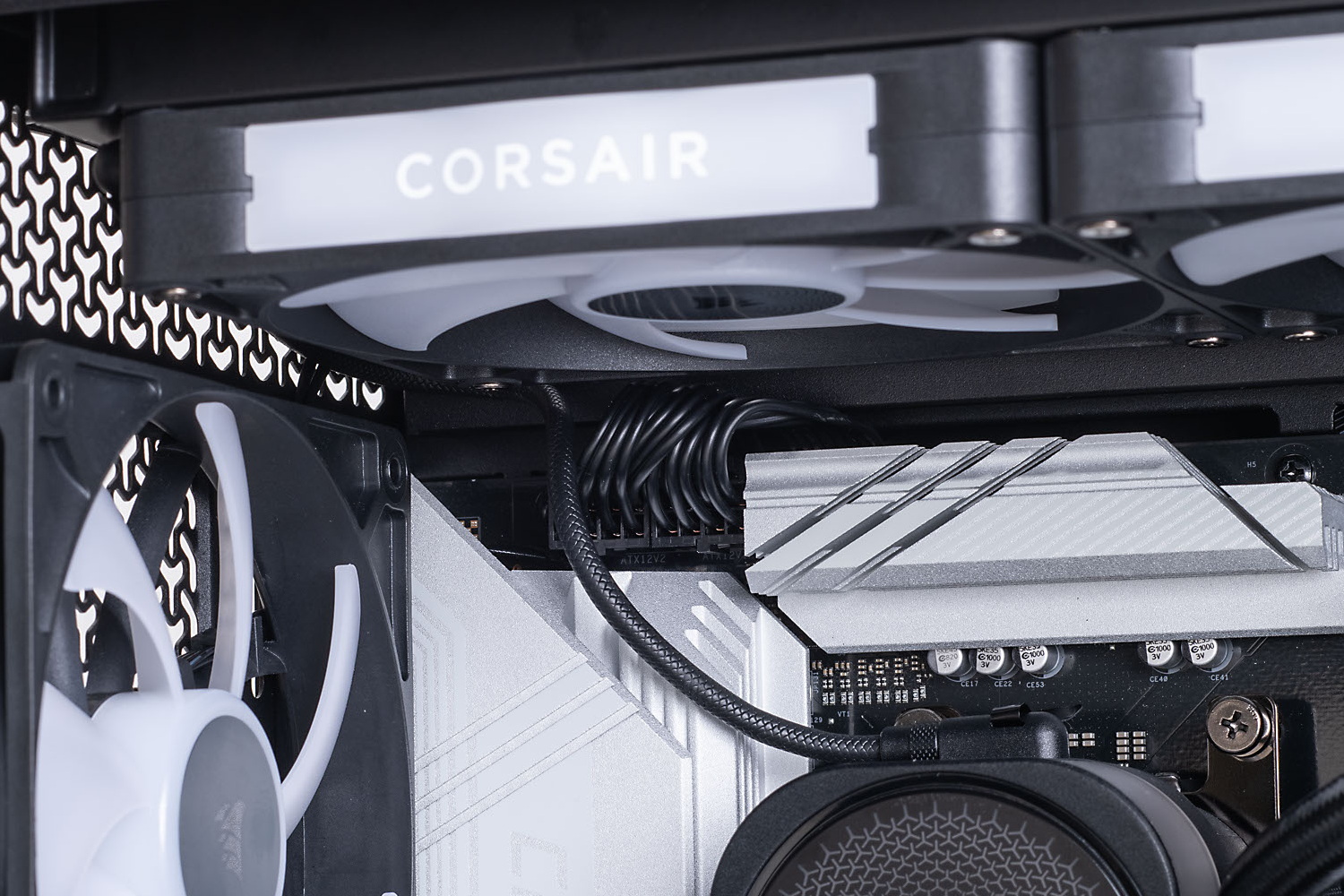 マザーボード上部のコネクターが、簡易水冷型CPUクーラーのファンで隠れてしまうことはないが、コネクターにアクセスするには少々手狭だ。また、組み込み後にケーブルを背面側へ通すのはかなり難しい