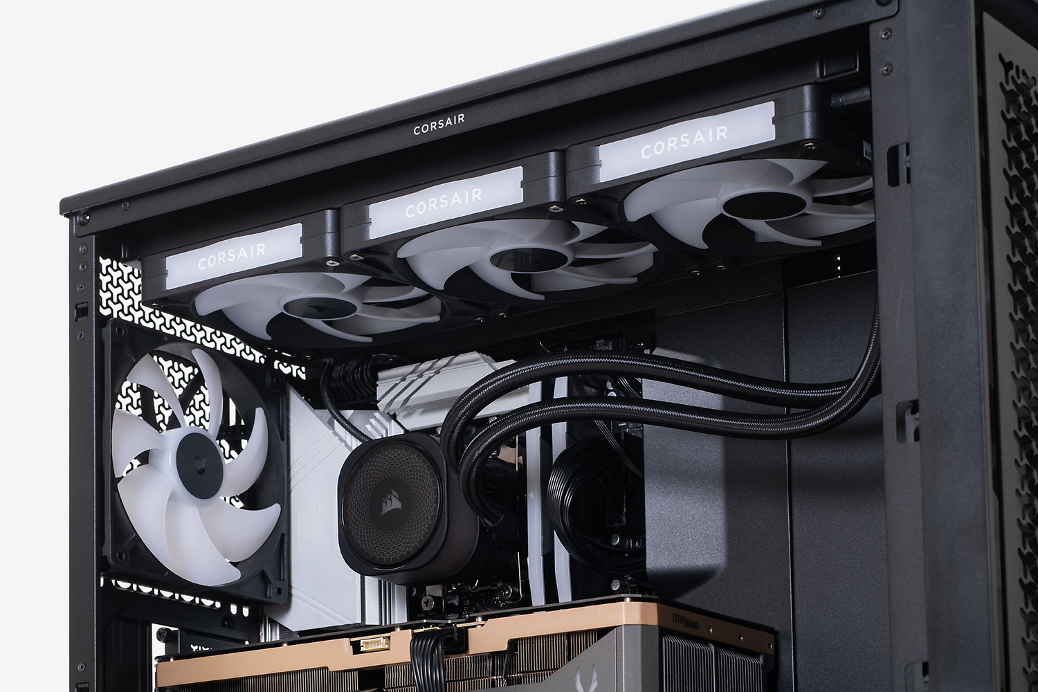 前面に3基、背面に1基、天板に3基で合計7基の14cmファンはなかなか見応えがある