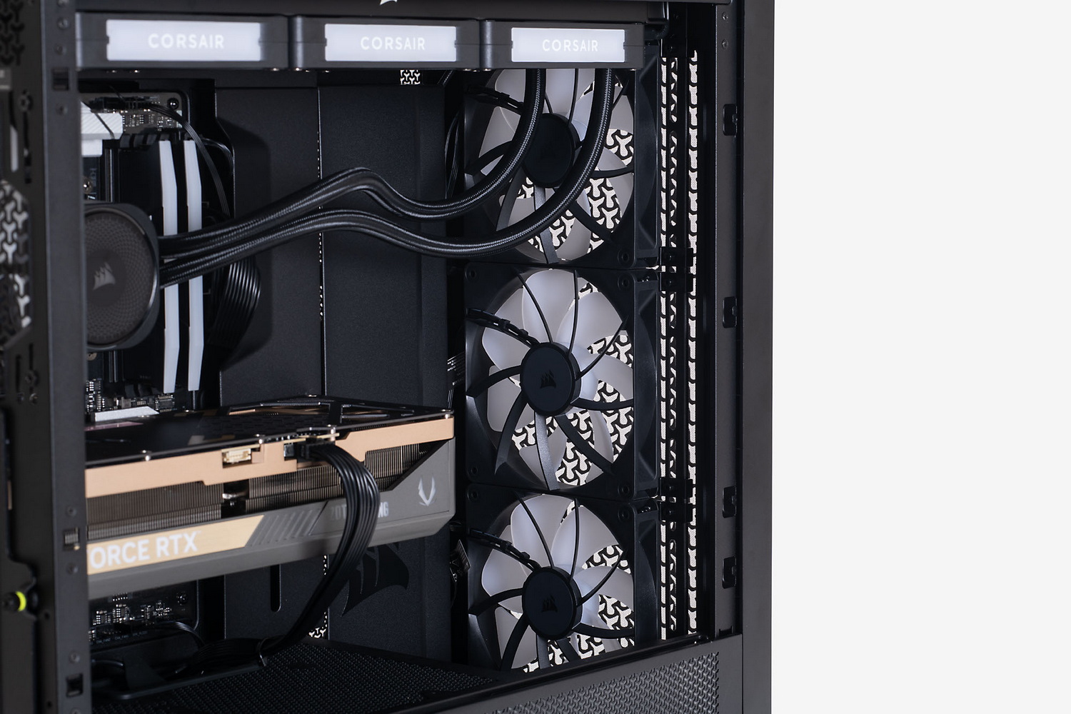 前面に3基、背面に1基、天板に3基で合計7基の14cmファンはなかなか見応えがある