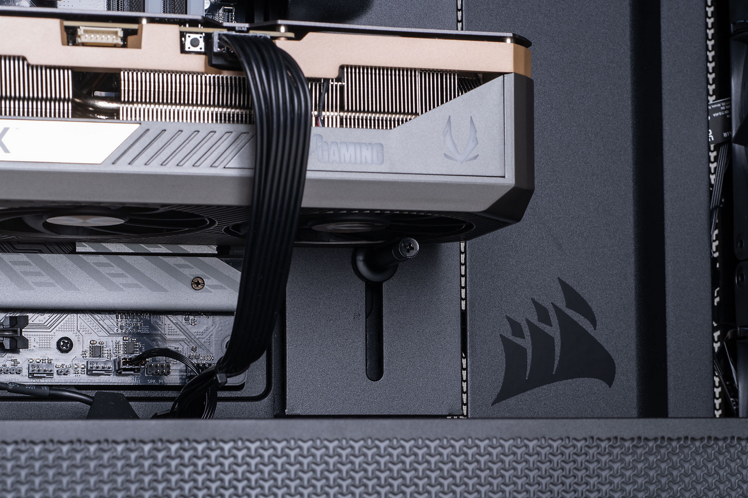 ビデオカードホルダーで支えることで、重さのあるビデオカードをまっすぐな状態に保てる