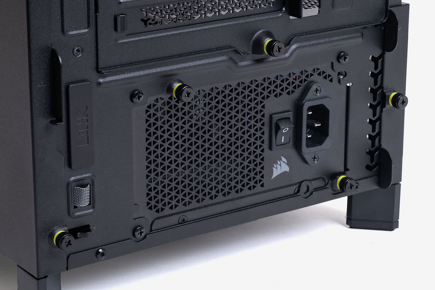 電源ユニットをドライバーなしで仮止めできる2本の手回しネジはひそかに便利