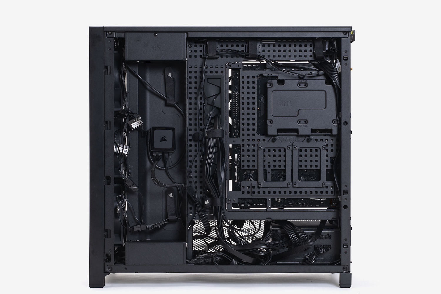 裏面配線の様子はこちら。マザーボードベース中央の面ファスナーを使ってケーブルをまとめると、キレイに整理できる