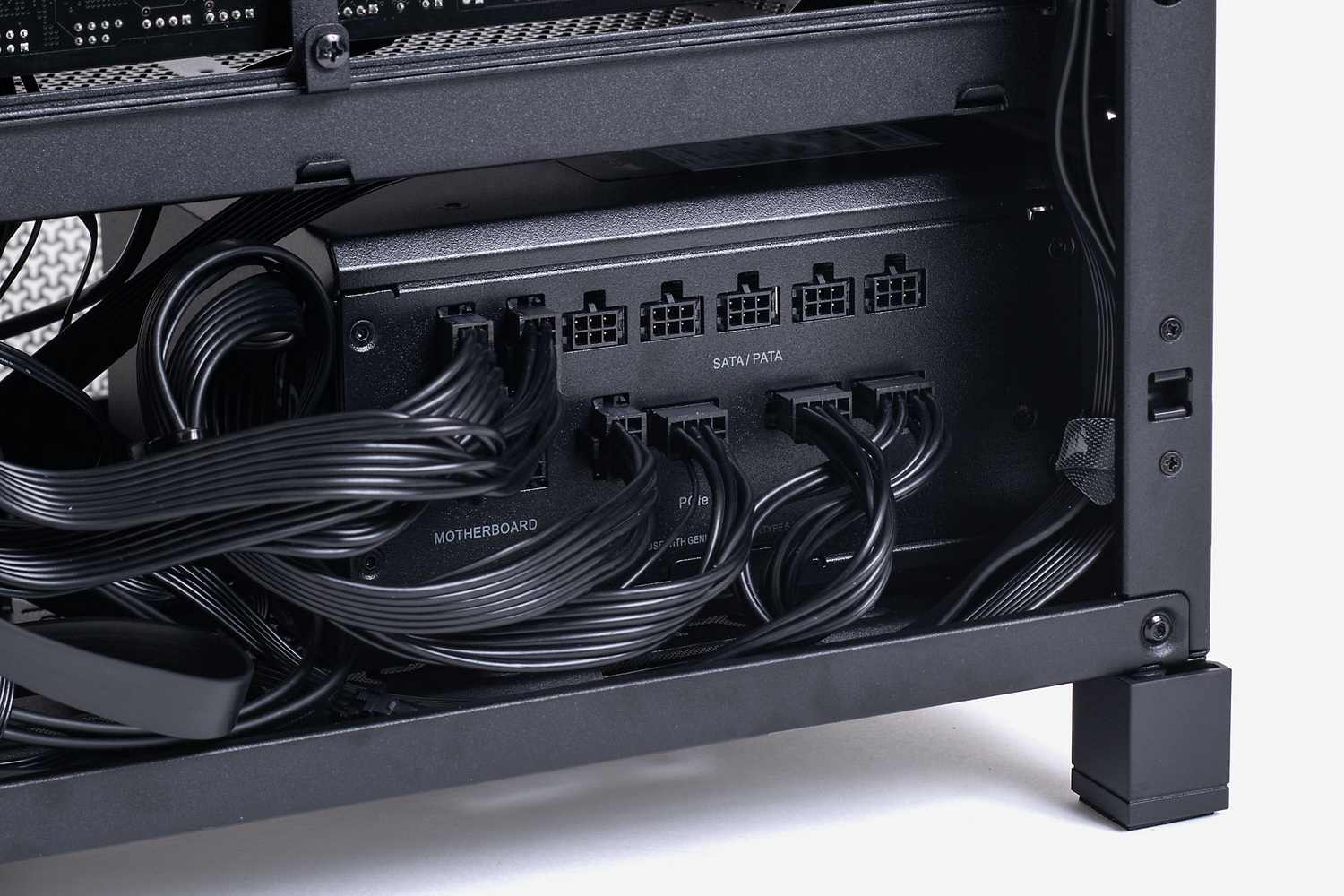 電源ユニットは、各種ケーブルを側面から引き出す「RM850x Shift」なので、組み込みやメンテナンス時に電源ユニットを引き出さなくても作業できる