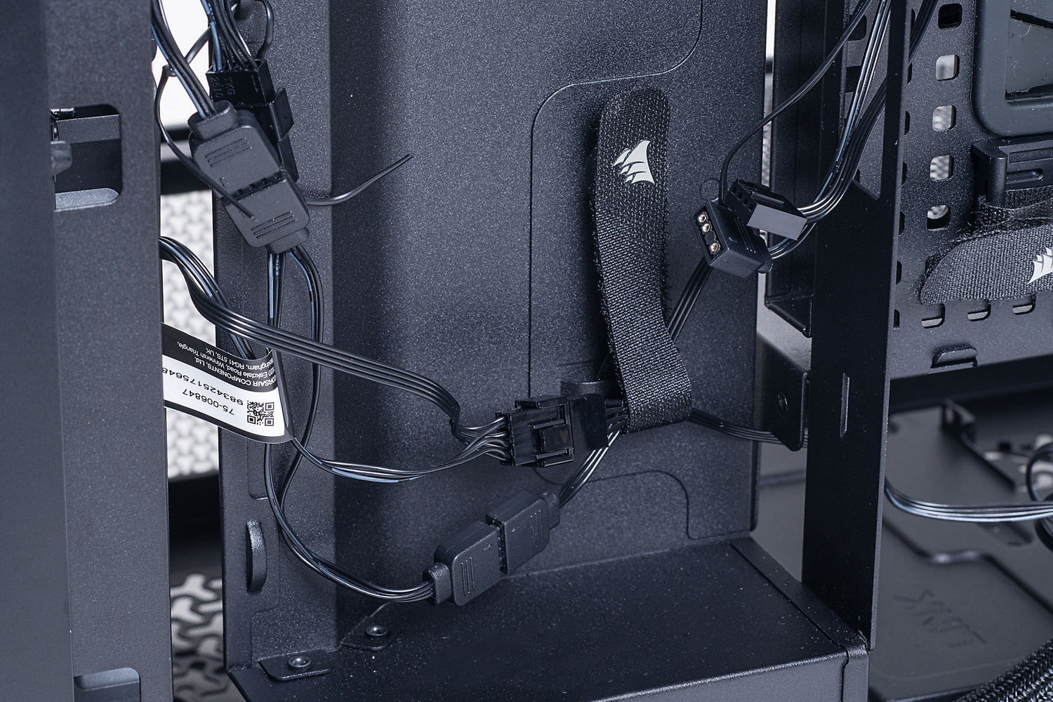 前面に搭載している3基の14cmファンは、ファンケーブルとLEDケーブルが接続済みの状態だった