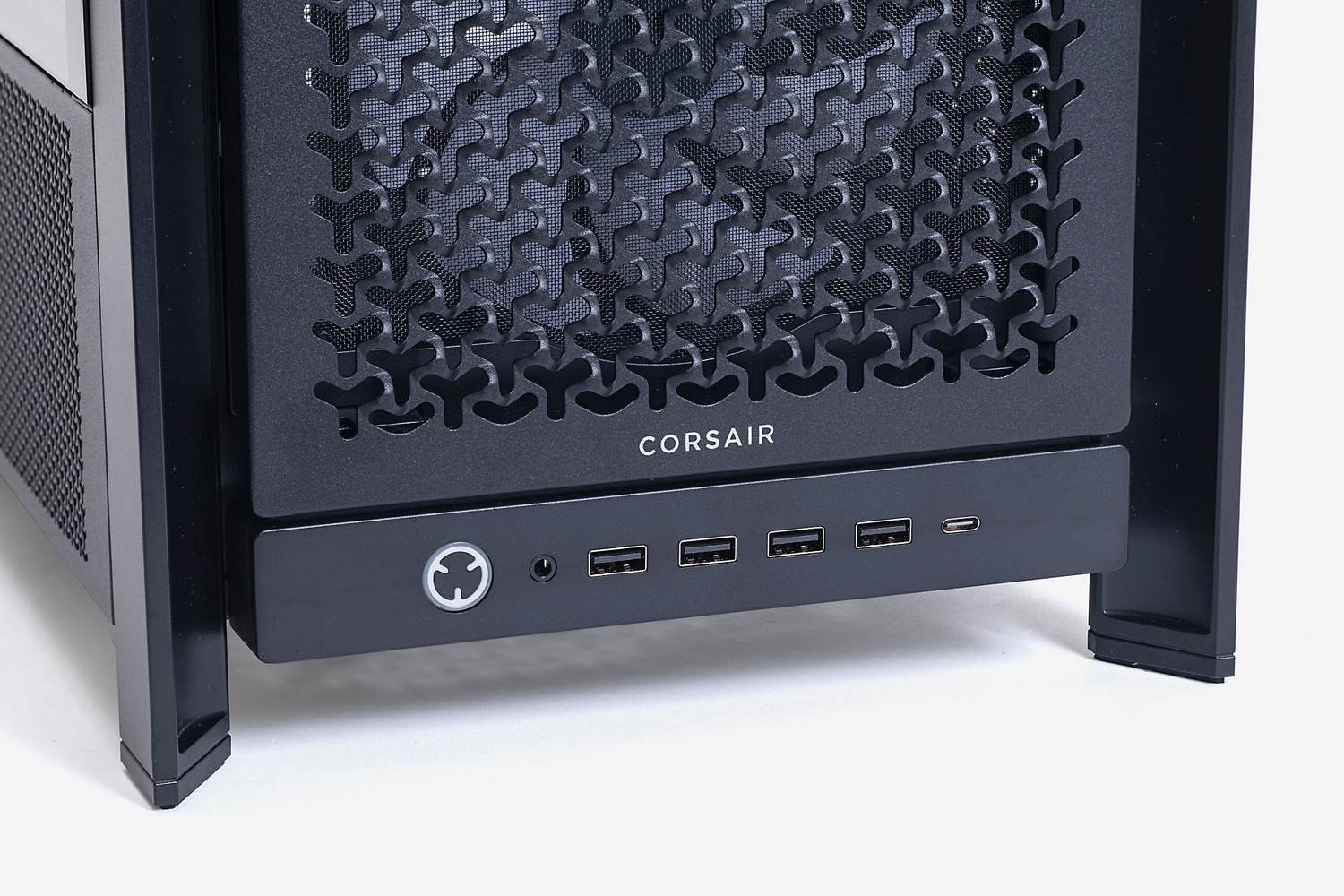 前面パネル下部のポート類。この位置のポートは、PCを机の上に設置したときに使いやすい