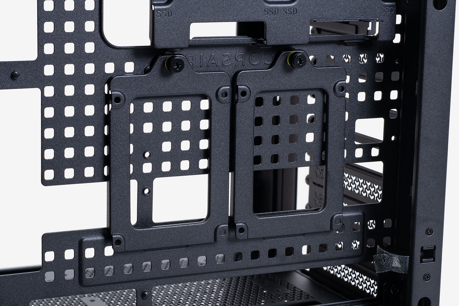 マザーボードベースの裏側にはシャドーベイが取り付けられている